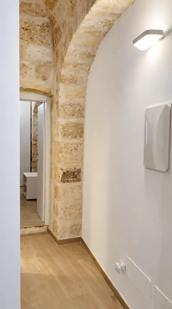 Il corridoio sotto gli archi in pietra