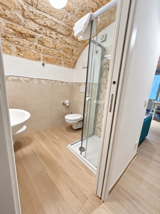 Un bagno con il box doccia