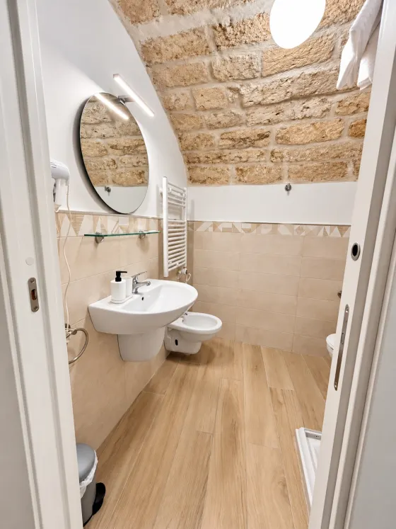 Un bagno con il lavabo