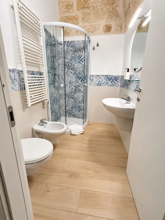 Un bagno con la doccia e lo scaldasalviette