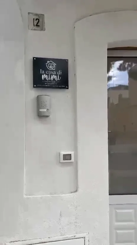 L'ingresso della Casa di Mimì al numero 12, con la targa accanto alla porta